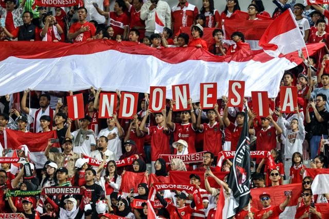인도네시아 축구 팬들이 22일(한국시간) 카타르 도하의 압둘라 빈 칼리파 스타디움에서 열린 U-23 아시안컵 조별리그 A조 최종전에서 자국 팀이 요르단을 상대로 4-1 대승을 거두자 환호하고 있다. 도하=AFP 연합뉴스