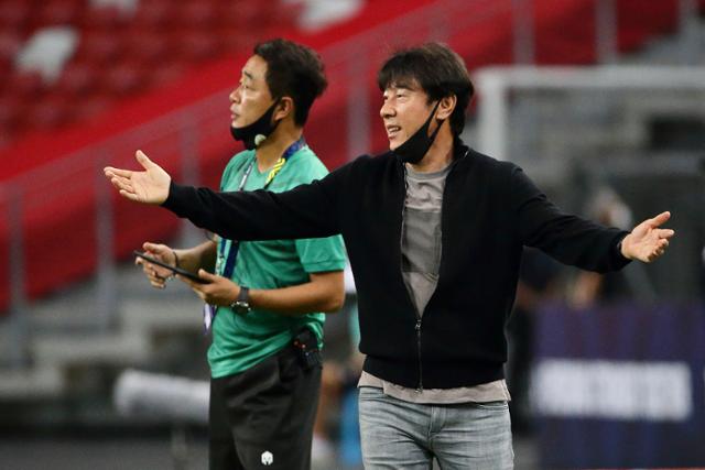 신태용 인도네시아 축구 대표팀 감독이 2021년 12월 싱가포르의 칼랑 국립경기장에서 열린 싱가포르와의 2020 아세안축구연맹(AFF) 챔피언십(스즈키컵) 준결승 2차전에서 작전을 지시하고 있다. 싱가포르=AP 뉴시스