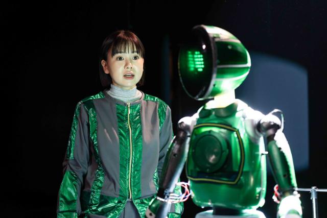 연극 '천 개의 파랑'에서 기수 로봇 콜리는 145㎝ 크기의 로봇과 배우 김예은이 함께 연기한다. 국립극단 제공