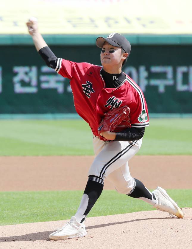 22일 인천 SSG 랜더스필드에서 열린 2024 신세계 이마트배 전국고교야구대회 결승 덕수고전에 선발 등판한 정우주. SSG 제공