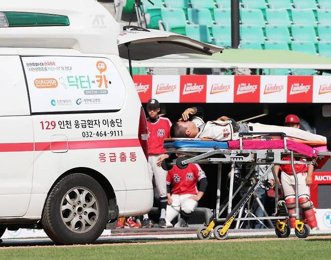 22일 인천 SSG 랜더스필드에서 열린 2024 신세계 이마트배 전국고교야구대회 결승전 3회 머리에 투구를 맞은 박민석이 응급차에 실려 나가고 있다. SSG 제공