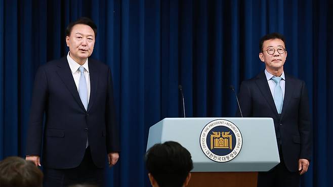 홍철호 신임 대통령실 정무수석 직접 소개하는 윤석열 대통령