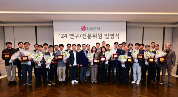 22일 서울 마곡 LG사이언스파크에서 열린 임명식에서 신임 연구·전문위원들이 기념촬영을 하고 있다. [사진=LG전자]