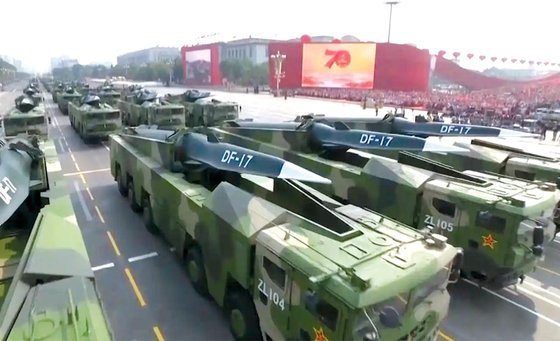 미 국방부는 태평양에서 중국의 미사일과 드론 공격의 규모에 대해서 우려하고 있다. 중국의 DF-17 극초음속 미사일. 미 육군