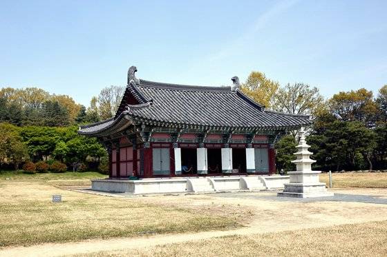 발굴 조사를 통해 위치가 확인된 『직지』의 탄생지인 흥덕사는 금당과 석탑이 복원됐다. 청주고인쇄박물관 주변에 있어 함께 돌아보기 좋다.