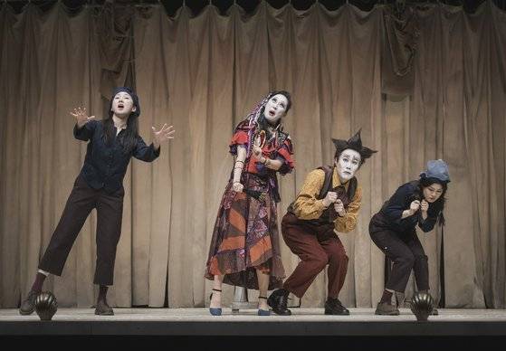 연극 '스카팽' 접근성 회차 공연 모습. 양쪽 끝에 있는 수어 통역사들이 배우와 합을 맞춰 연기하고 있다. 사진 국립극단