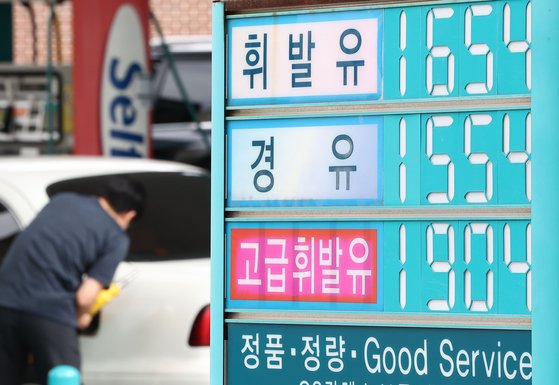 지난 21일 서울의 한 주유소에 휘발유·경유 소매가격이 표시돼 있다. 한국석유공사 오피넷에 따르면 4월 셋째 주(14~18일) 전국 주유소 휘발유 평균 판매가는 ℓ당 1695.1원으로 직전 주 대비 21.8원 상승했다. 연합뉴스