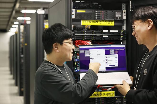 서울 강서구에 있는 LG유플러스 마곡사옥에서 이 통신사 직원들이 오픈랜에 쓰이는 퀄컴의 기지국 지능형 컨트롤러(RIC) 솔루션을 검증하고 있다. LG유플러스 제공