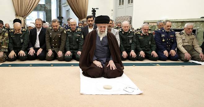 이란군 사령관들과 함께 기도하는 하메네이 이란 최고지도자 아야톨라 알리 하메네이가 21일(현지시간) 테헤란에서 이란군 사령관들과 함께 무릎을 꿇고 기도를 올리고 있다. AFP연합뉴스