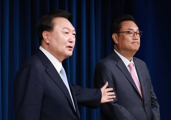 President Yoon Suk Yeol introduces his new presidential chief of staff Chung Jin-suk, right, at the presidential office in Seoul on Monday. (Yonhap)