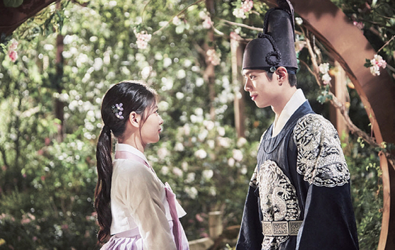 A scene from the drama “Love in the Moonlight” (2016), which revolves around Crown Prince Hyomyeong, right, played by Park Bo-gum, and fictional character Hong Ra-on, played by Kim Yoo-jung. [KBS, NATIONAL PALACE MUSEUM OF KOREA]