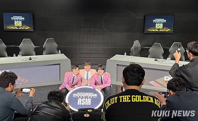 22일 서울 충무로 대한극장에서 진행된 미디어데이에서 오버워치 e스포츠 OWCS 아시아 경기 생중계를 담당하는 해설진이 포즈를 취했다. 사진=이영재 기자