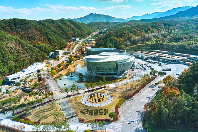 전북특별자치도 무주군에 자리 잡은 태권도원 전경. 올해로 개원 10주년을 맞은 태권도원은 그동안 세계 태권도인의 성지이자 태권도를 활용한 스포츠 관광 명소로 우뚝 섰다. 태권도진흥재단 제공