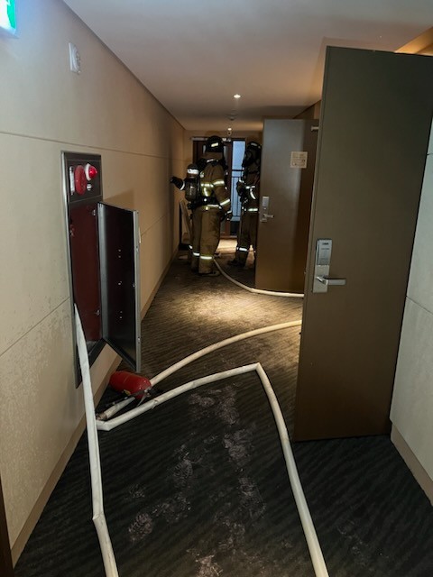 소방대원들이 호텔에서 발생한 화재를 진화하고 있다. 김포소방서 제공