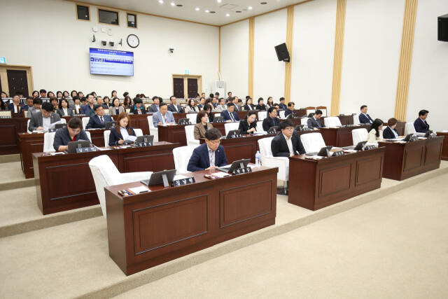 지난 15일 열린 인천 서구의회 266회 임시회 제1차 본회의. 김남원 의원과 홍순서 의원 자리가 비어 있다. 서구의회 제공