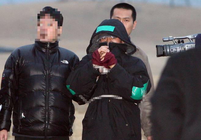 2009년 4월22일 10명을 살해한 연쇄살인범 강호순이 사형을 선고받았다. 사진은 지난 2009년 2월2일 강호순이 범행 현장 검증에 나선 모습. /사진=머니투데이