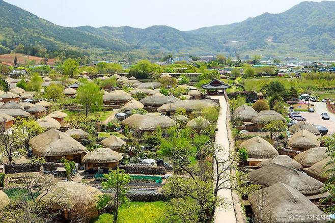 낙안읍성의 성벽에 올라서면 마을 풍경을 한눈에 감상할 수 있다. /사진=한국관광공사
