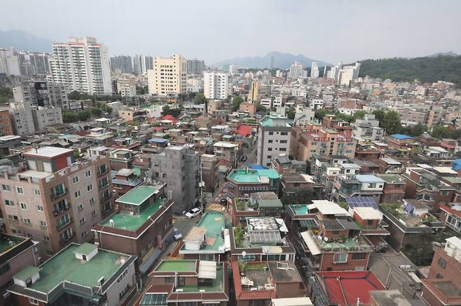 국토부가 2026년까지 단계적으로 클라우드 기반의 차세대 부동산종합공부시스템을 구축한다. 사진은 서울시내 한 주택가 밀집 지역. /사진=뉴스1