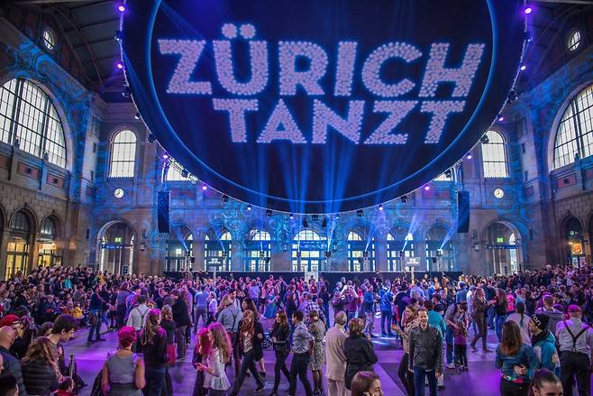 5월초에 개막하는 취리히 탄츠트((Zürich Tanzt) 춤의축제때 취리히 중앙역은 무도회장이 된다.