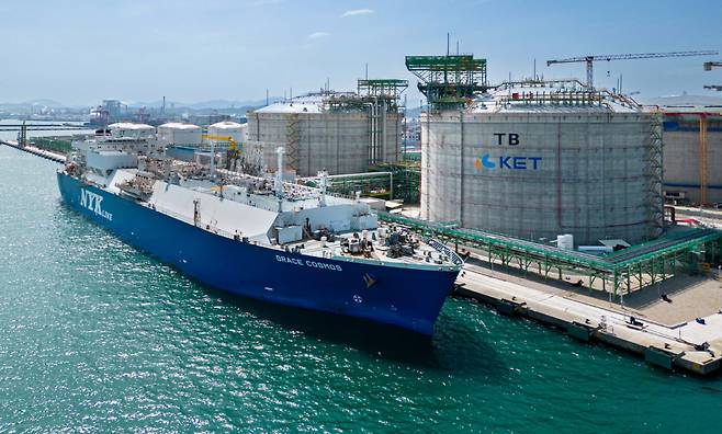 SK가스가 한국석유공사와 함께 건설 중인 울산 코리아에너지터미널(KET)에 LNG선이 입항해 있다. [SK가스 제공]