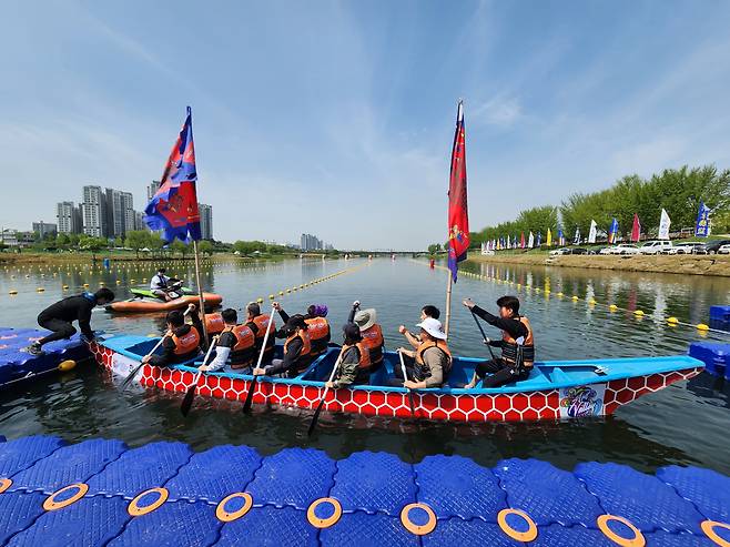 ‘아트밸리 아산 제63회 성웅 이순신 축제’의 올해 새 프로그램 노젓기대회에 출전할 선수들이 연습을 하고 있다.