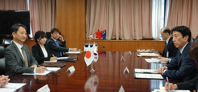 안덕근(제일 왼쪽) 산업통상자원부 장관과 사이토 겐(오른쪽 첫번째) 일본 경제산업상이 22일 도쿄 경제산업성에서 회담하고 있다. 이번 한일 산업통상장관 회담은 2018년 이후 6년 만에 상호방문을 통한 정식회담으로 개최됐다. [산업통상자원부 제공]