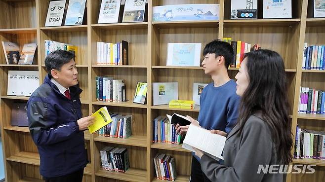 [서울=뉴시스] 한국해양교통안전공단(KOMSA) 세종 본사 4층 휴게실에 마련된 '열린 도서관'에서 김준석 공단 이사장(왼쪽)과 직원들이 독후 감상을 나누고 있다.