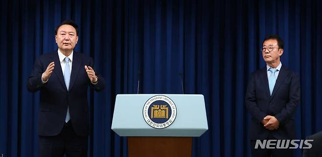 [서울=뉴시스] 전신 기자 = 윤석열 대통령이 22일 서울 용산 대통령실 청사에서 홍철호 신임 정무수석을 직접 소개한 뒤 취재진 질문에 답변하고 있다. 2024.04.22. photo1006@newsis.com