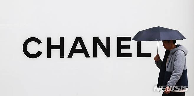 [서울=뉴시스] 권창회 기자 = 지난달 28일 오전 서울 시내 샤넬매장 모습. 2024.03.28. kch0523@newsis.com