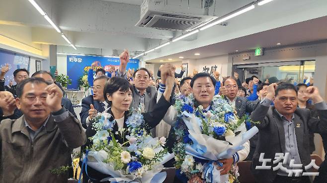 전남 여수을 선거구 조계원 당선인이 총선 승리가 확정되자 환호하고 있다. 최창민 기자