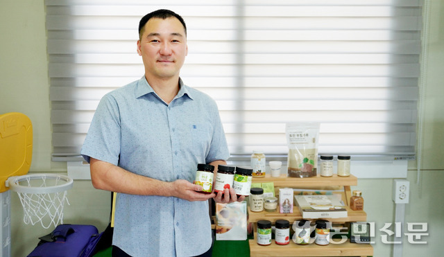 청년 창업농 임동현 팜야 대표가 전남 곡성에 있는 사무실에서 여주·작두콩 분말 등의 제품을 소개하고 있다.