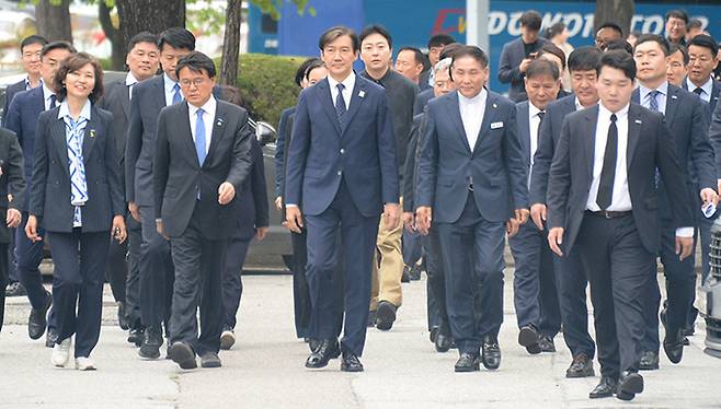 조국 조국혁신당 대표와 조국혁신당 관계자들이 22일 전북 익산시 원광대학교를 방문해 고(故) 채수근 상병을 추모 하기 위해 장내로 들어서고 있다. 조국 대표는 호남 첫 일정으로 경북 예천 수해 실종자 수색작전중 사망한 고(故) 채수근 상병의 모교를 방문했다. 익산=뉴시스