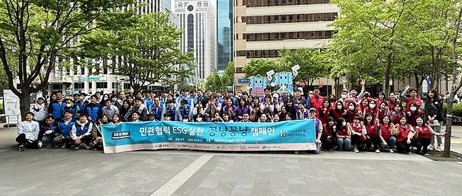 ‘담배꽁초 제대로 버리기’ 캠페인 진행 사진. 사진=SK증권 제공