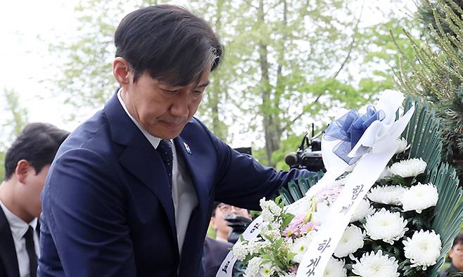 조국혁신당 조국 대표가 22일 전북자치도 익산시 원광대학교 창의공대앞에 마련된 故채수근 상병 추모비를 찾아 참배를 하고 있다. 뉴스1