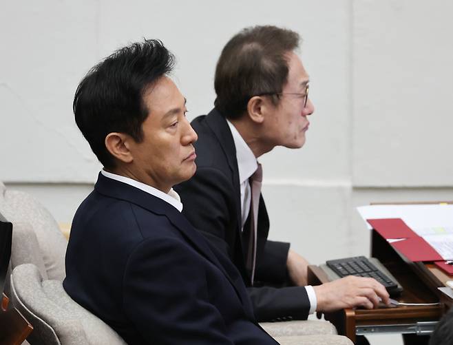 오세훈 서울시장과 조희연 서울시교육감이 22일 서울 종로구 서울시의회에서 열린 제323회 시의회 임시회 2차 본회의 시정질문에 참석하고 있다. 연합뉴스