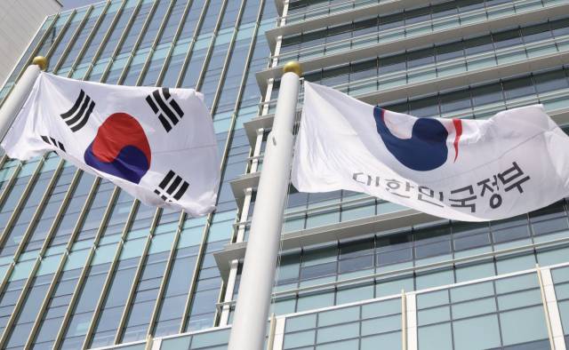 정부세종청사 중앙동에서 태극기와 정부기가 펄럭이고 있다. 연합뉴스