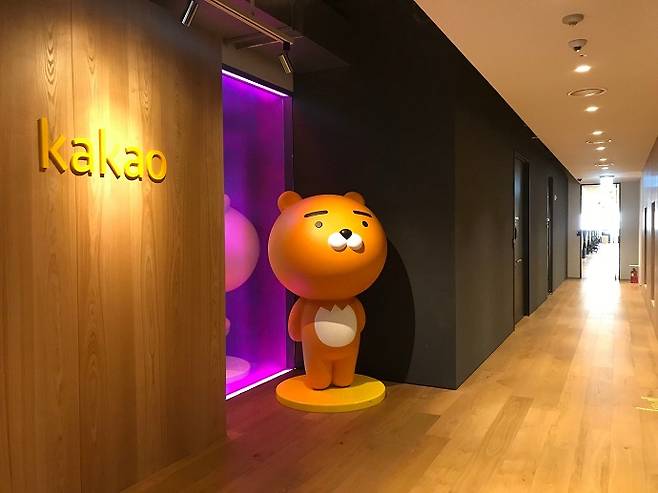 카카오는 이용자 이탈을 막기 위해 카카오톡의 SNS 기능을 강화하고 있다.[사진=카카오제공]