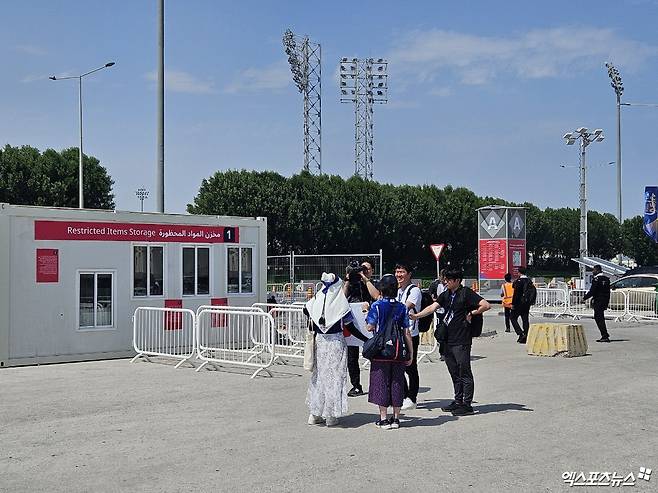 경기 시작 2시간 전 자심 빈 하마드 스타디움을 찾은 일본 팬들. 이번 대회는 다른 대회들에 비해 관중 동원력이 약하다. 사진 알라이얀, 김환 기자