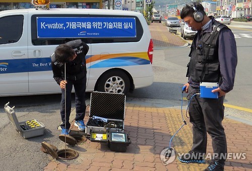 누수 지점 찾고 있는 전문가들  (대전=연합뉴스) 수자원공사가 투입한 전문가들이 유수율을 높이기 위해 지하에 매설된 관로 누수 지점을 찾고 있다. [수자원공사 제공 재판매 및 DB 금지]