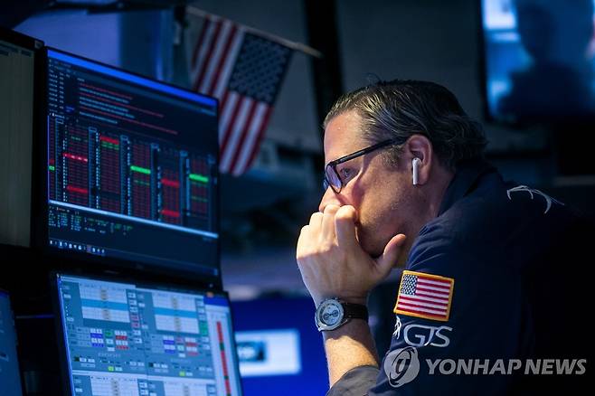 미국 뉴욕증권거래소(NYSE)에서 업무를 보는 트레이더 [뉴욕 신화=연합뉴스 자료사진]