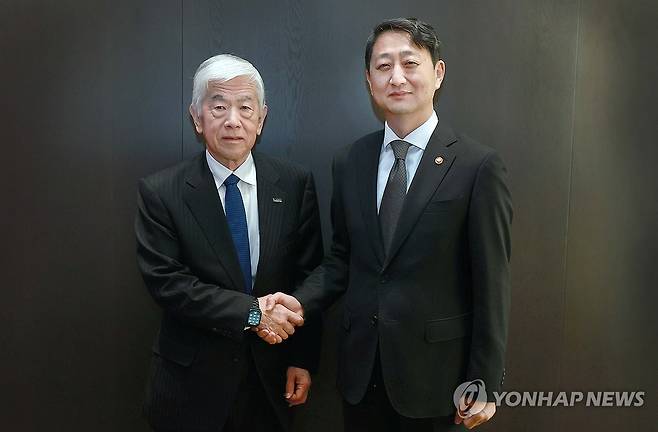 닛카쿠 도레이 회장과 만난 안덕근 장관 (서울=연합뉴스) 안덕근 산업통상자원부 장관이 19일 서울 영등포구 콘래드호텔에서 닛카쿠 도레이 회장과 만나 기념 촬영하고 있다. 2024.4.19 [산업통상자원부 제공. 재판매 및 DB 금지] photo@yna.co.kr