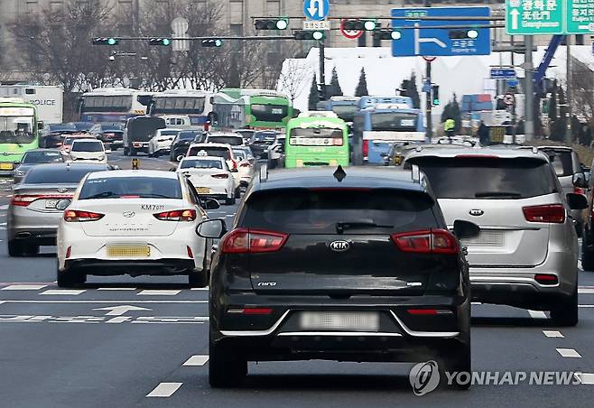 내년 자동차보험료 2.5%안팎 내린다…대형 손보사 상생금융 동참 (서울=연합뉴스) 윤동진 기자 = 대형 손해보험사들이 상생금융에 동참하는 차원에서 2%대 중반의 자동차보험료 인하 계획을 잇달아 발표한 20일 서울 시청 인근의 도로 모습. 2023.12.20 mon@yna.co.kr