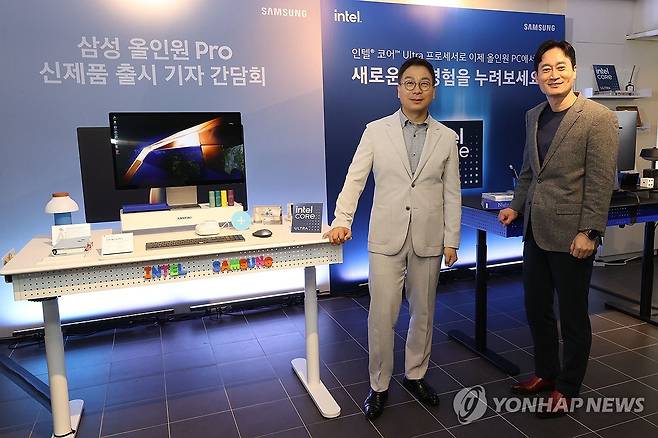 삼성 올인원 Pro 기자간담회 (서울=연합뉴스) 강민지 기자 = 22일 오후 서울 강남구 레어로우 쇼룸에서 열린 삼성전자 일체형 PC '삼성 올인원 Pro' 출시 기자간담회에서 참석자들이 기념 촬영을 하고 있다. 왼쪽부터 이민철 삼성전자 MX사업부 상무, 배태원 인텔코리아 삼성사업 총괄 부사장.  2024.4.22 mjkang@yna.co.kr