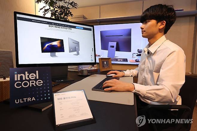 일체형 PC '삼성 올인원 Pro' 공개 (서울=연합뉴스) 강민지 기자 = 22일 오후 서울 강남구 레어로우 쇼룸에서 열린 삼성전자 일체형 PC '삼성 올인원 Pro' 출시 기자간담회에서 참석자가 제품을 체험하고 있다. 2024.4.22 mjkang@yna.co.kr