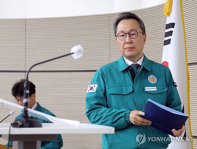 입장하는 박민수 2차관 (세종=연합뉴스) 배재만 기자 = 박민수 보건복지부 제2차관이 22일 오전 정부세종청사 보건복지부 브리핑룸에서 의사 집단행동 중앙재난안전대책본부 회의 결과를 설명하기 위해 입장하고 있다. 2024.4.22 scoop@yna.co.kr