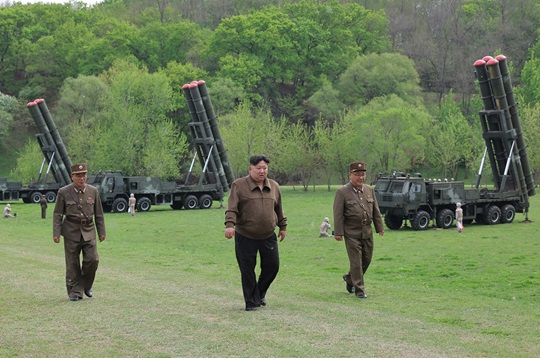김정은 북한 국무위원장이 22일 초대형 방사포병을 동원한 핵반격 가상종합전술훈련을 지도하고 있다. 사진=뉴시스(노동신문 캡처)