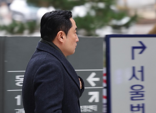 '도도맘'에 허위 고소 종용 혐의를 받는 강용석 변호사가 지난해 12월 6일 서울중앙지방법원에서 1심 선고 공판을 마치고 법원 밖으로 나서고 있다. 사진=뉴시스