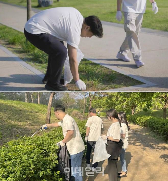 오토플러스 임직원들이 22일 서울 여의도 한강공원에서 샛강역에 이르는 6km 구간에서 쓰레기를 수거하는 ESG 캠페인 ‘오~플로깅’ 행사를 진행했다.(사진=오토플러스)