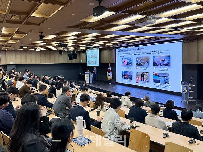 22일~23일 이틀간 서울대 시흥캠퍼스에서 열린 ‘2024 융합기술 심포지엄’에서 주제발표가 진행되고 있다.(사진=차세대융합기술연구원)