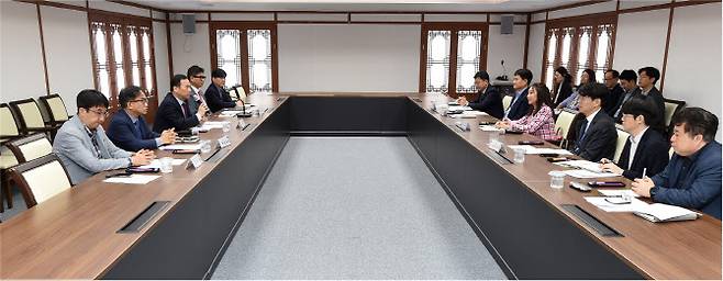 박덕수(왼쪽서 3번째) 인천시 행정부시장이 23일 시청 회의실에서 F1 한국 파트너인 태화홀딩스 강나연 회장 등과 F1 그랑프리 인천 유치를 위한 계획을 논의하고 있다. (사진 = 인천시 제공)